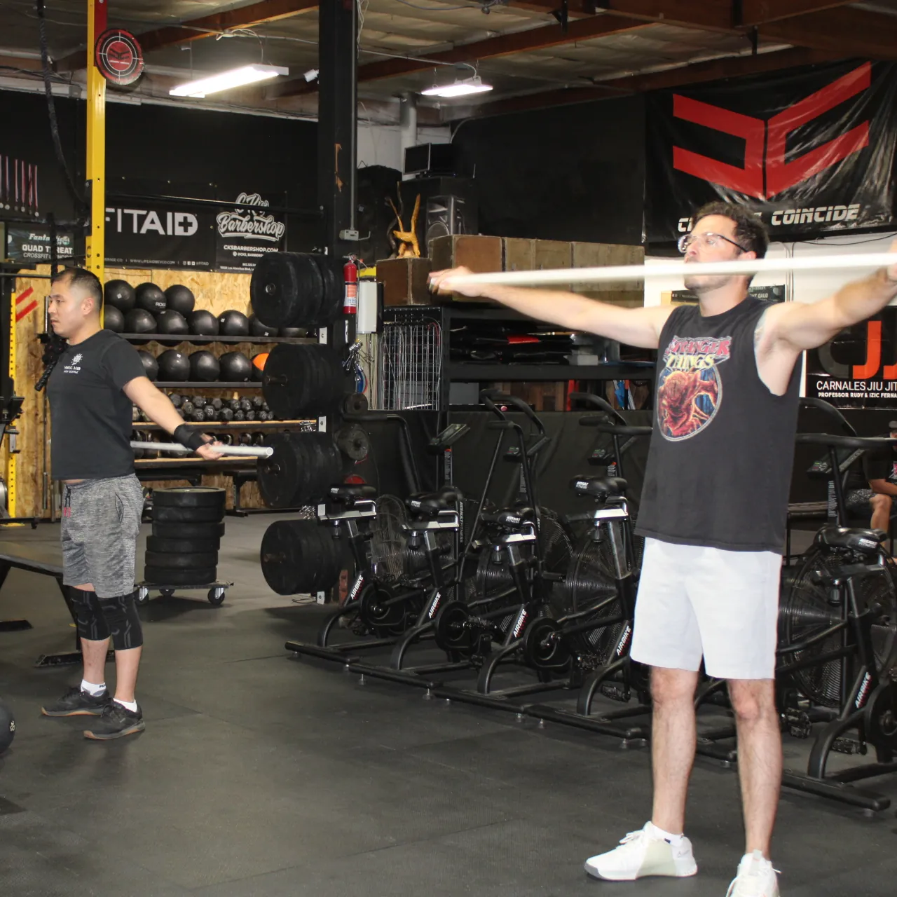 Miembros calentando con tubos de PVC antes del entrenamiento