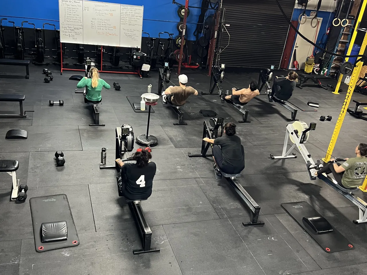 Una clase en los remos en CrossFit Coincide
