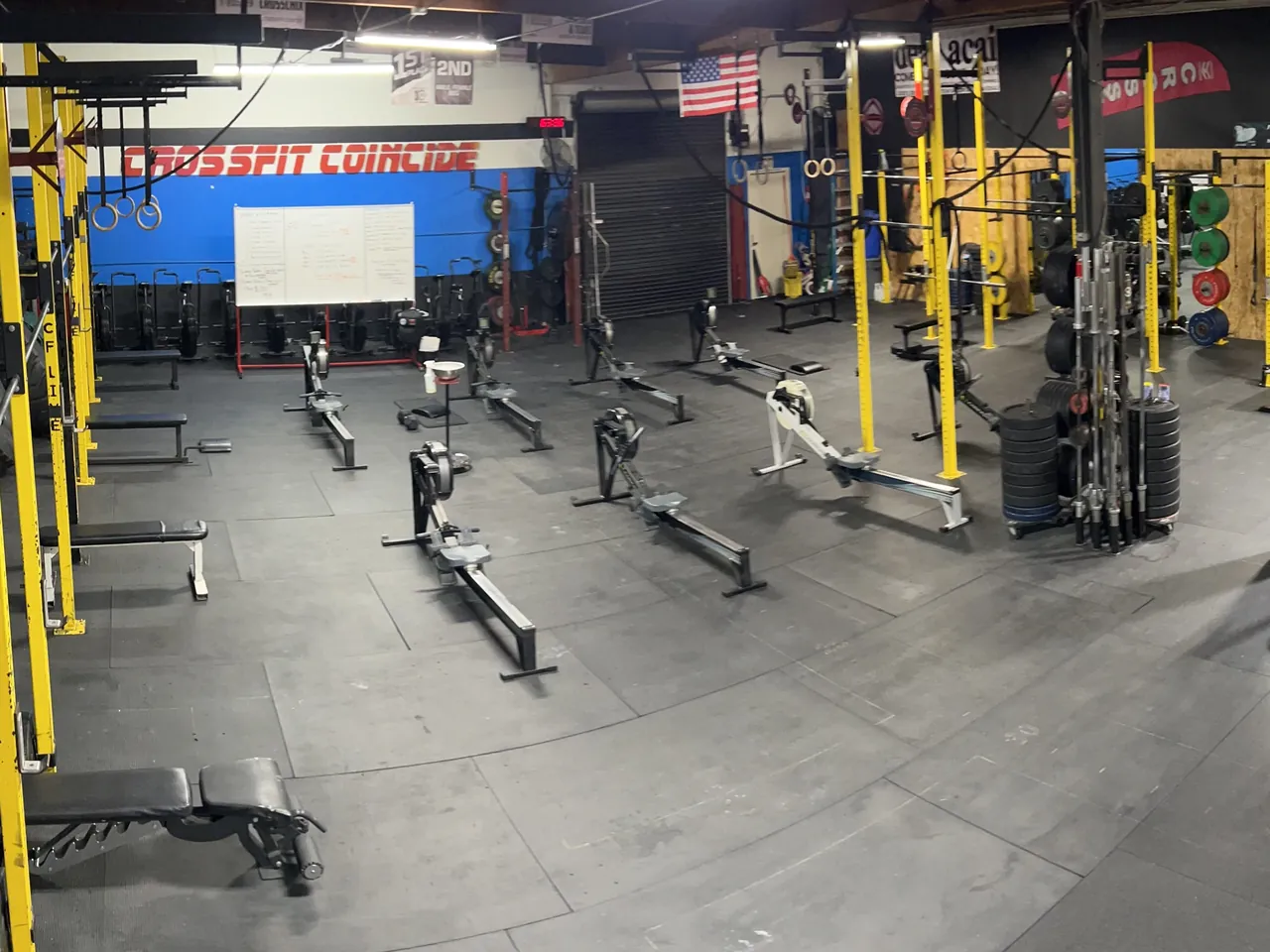 El gimnasio con remos, racks y mucho espacio